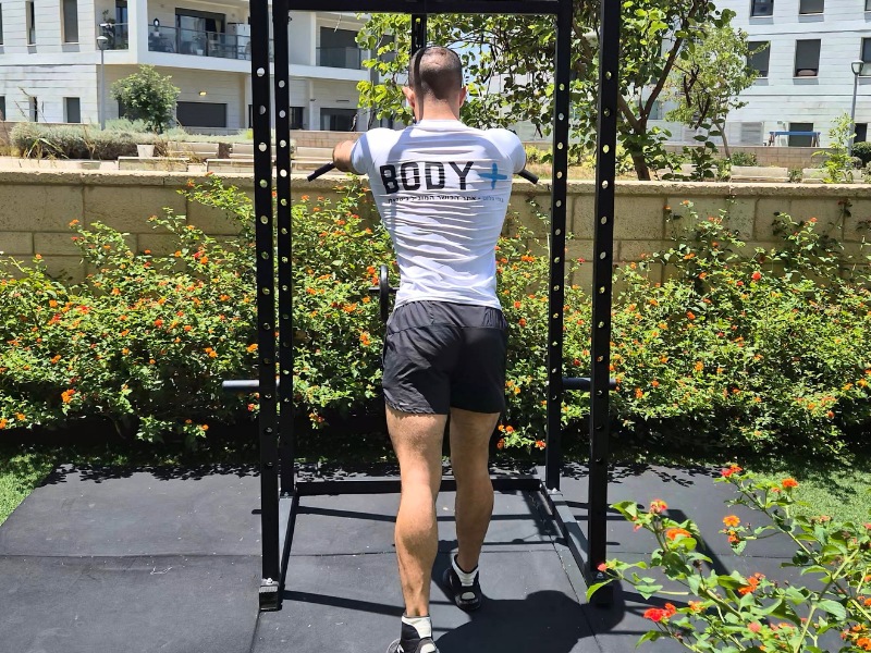 פול אובר בכבלים עם מוט מאחור עמית לוי